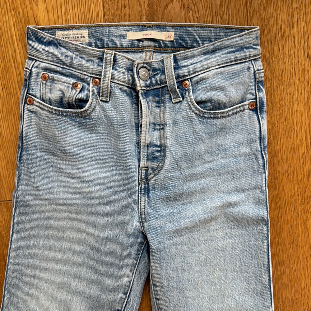 Levi's Women's Light Blue wedgie icon straight jeans - Picture 2 of 6